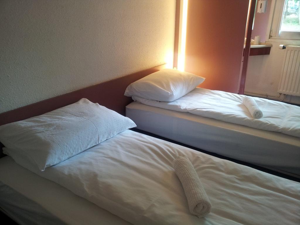 Drive Inn Hotel โตโรกบาลินท์ ภายนอก รูปภาพ